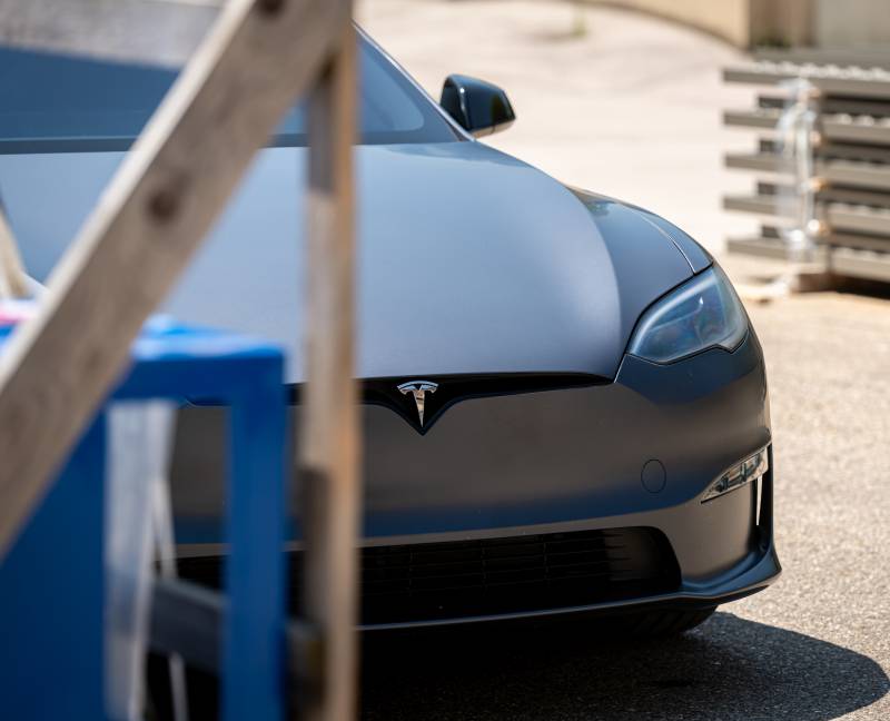 La Pose d'un Film de Protection PPF Finition Mate sur une Tesla Model S Plaid à Lyon