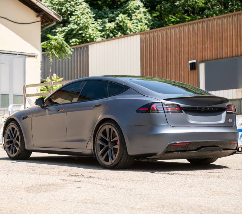 La Pose d'un Film de Protection PPF Finition Mate sur une Tesla Model S Plaid à Lyon