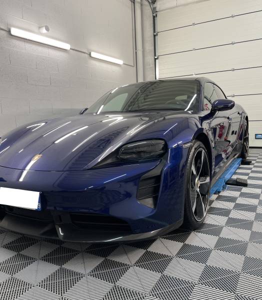 Lustrage d'un Porsche Taycan GTS et cire de finition à Rochetaillée-sur-Saône