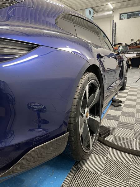 Lustrage d'un Porsche Taycan GTS et cire de finition à Rochetaillée-sur-Saône
