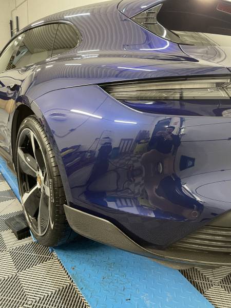 Lustrage d'un Porsche Taycan GTS et cire de finition à Rochetaillée-sur-Saône
