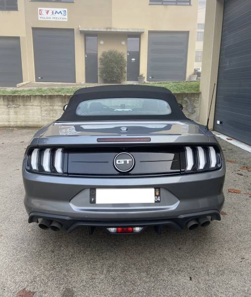 Bande noire brillante sur Ford Mustang GT proche de Lyon
