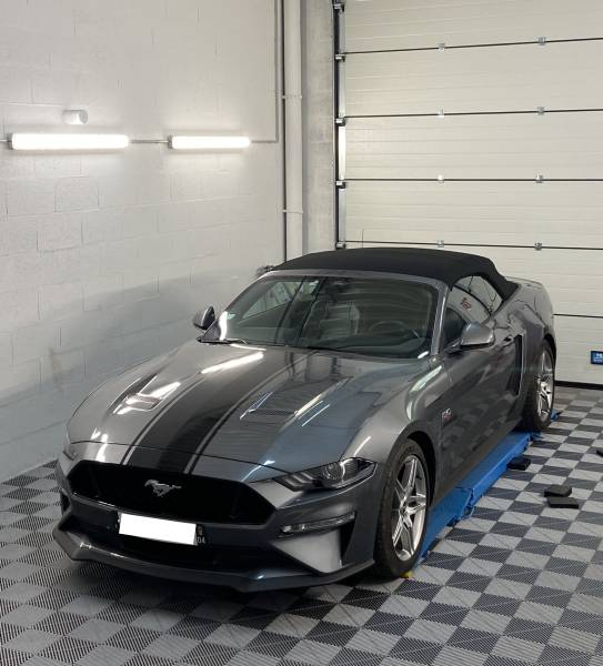 Bande noire brillante sur Ford Mustang GT proche de Lyon