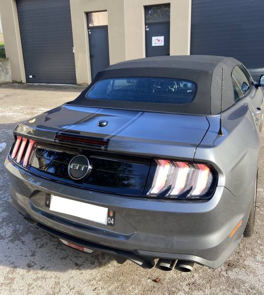 Bande noire brillante sur Ford Mustang GT proche de Lyon