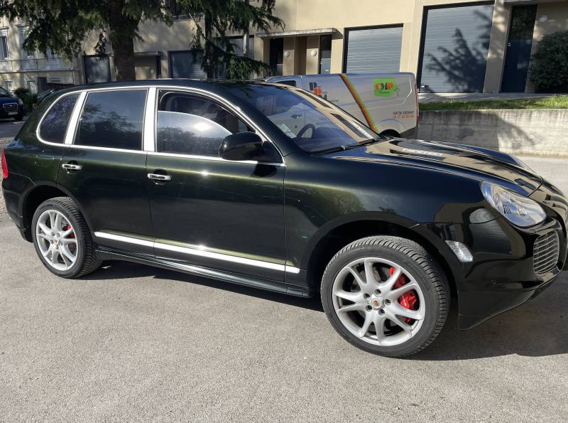 Polissage lustrage d'un Porsche Cayenne Turbo 955 à Limonest
