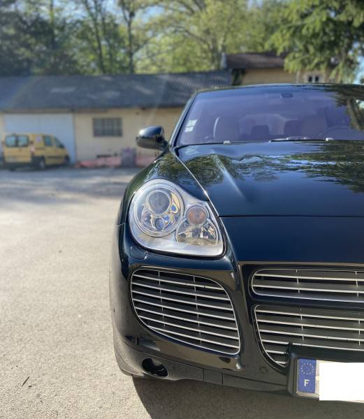 Polissage lustrage d'un Porsche Cayenne Turbo 955 à Limonest