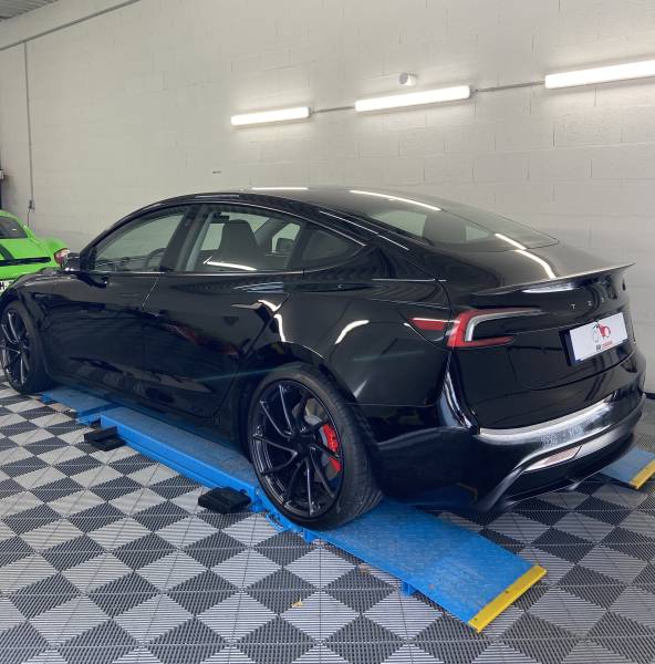 Protection PPF et traitement céramique de la carrosserie d'une Tesla Model 3 Performance 2024 à Lyon