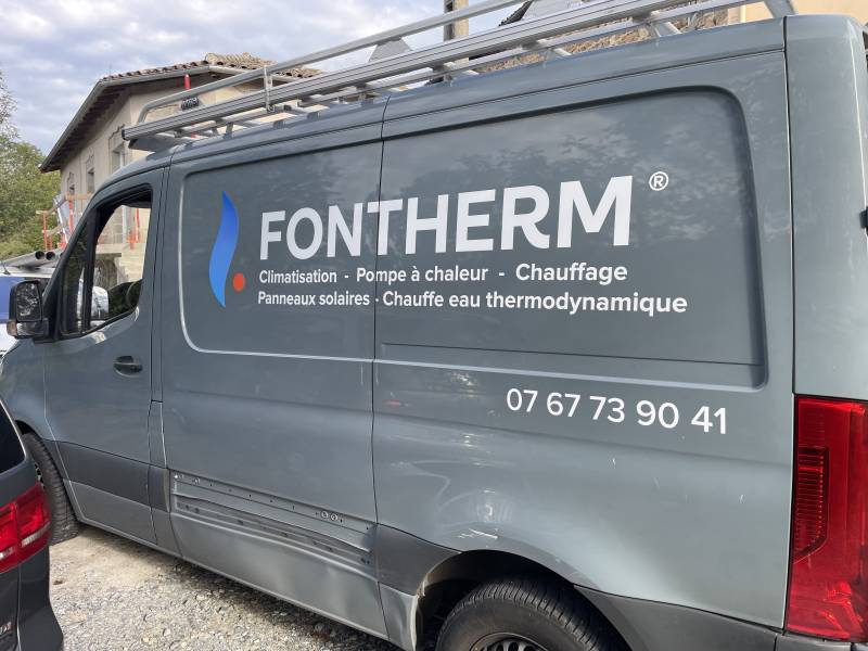 Marquage publicitaire en semi-découpe d'un Mercedes Sprinter à Chaponost