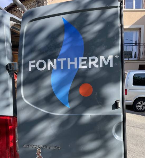 Marquage publicitaire en semi-découpe d'un Mercedes Sprinter à Chaponost