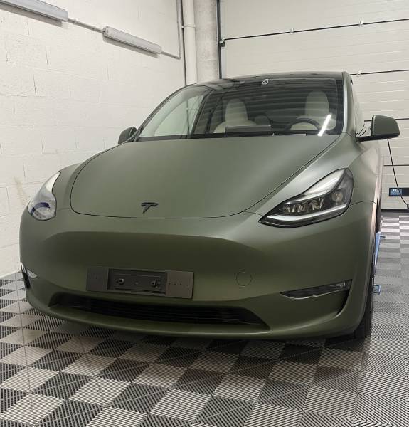 Covering complet sur une Tesla Model Y vert mat olive à Lyon