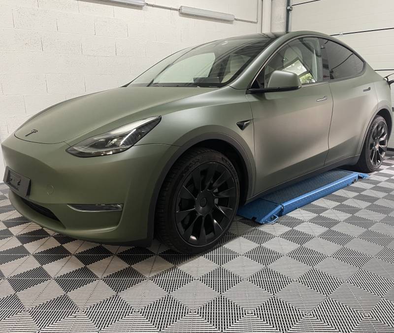 Covering complet sur une Tesla Model Y vert mat olive à Lyon