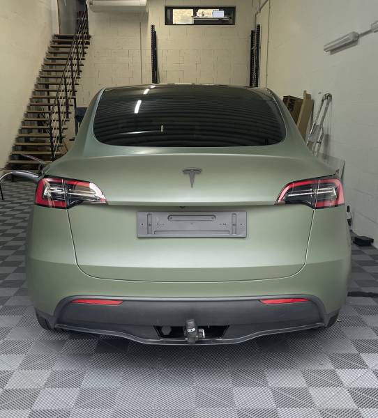 Covering complet sur une Tesla Model Y vert mat olive à Lyon