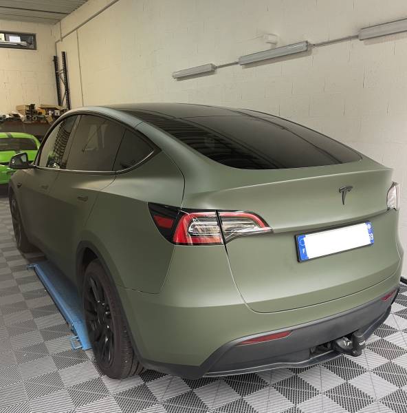 Covering complet sur une Tesla Model Y vert mat olive à Lyon