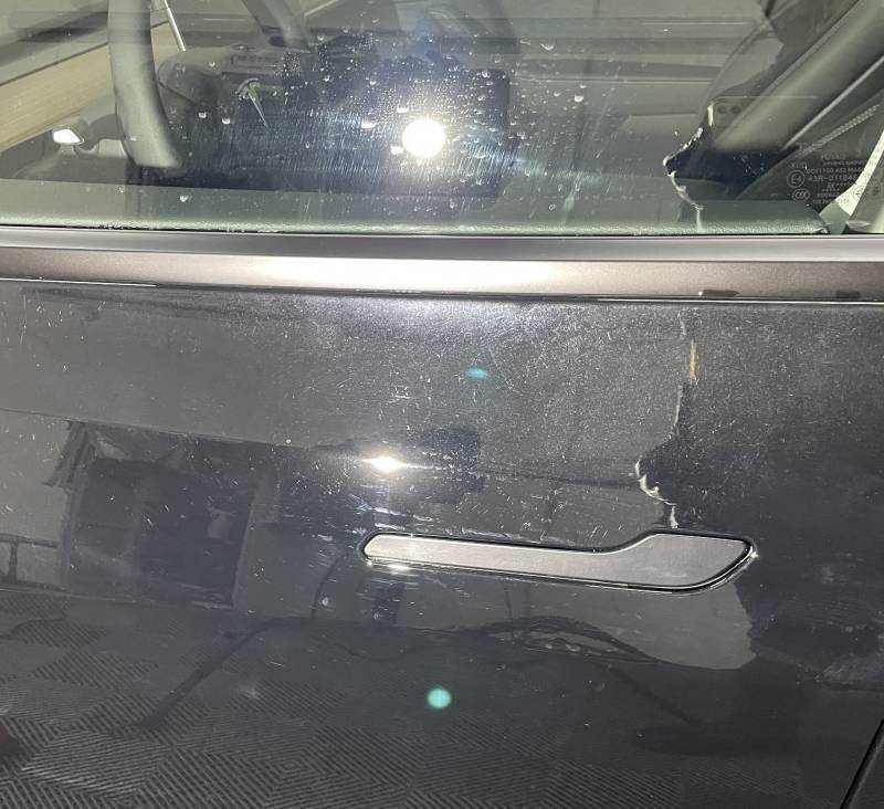 Traitement céramique intégrale de la carrosserie et du pare-brise sur cette Tesla Model Y à Lyon
