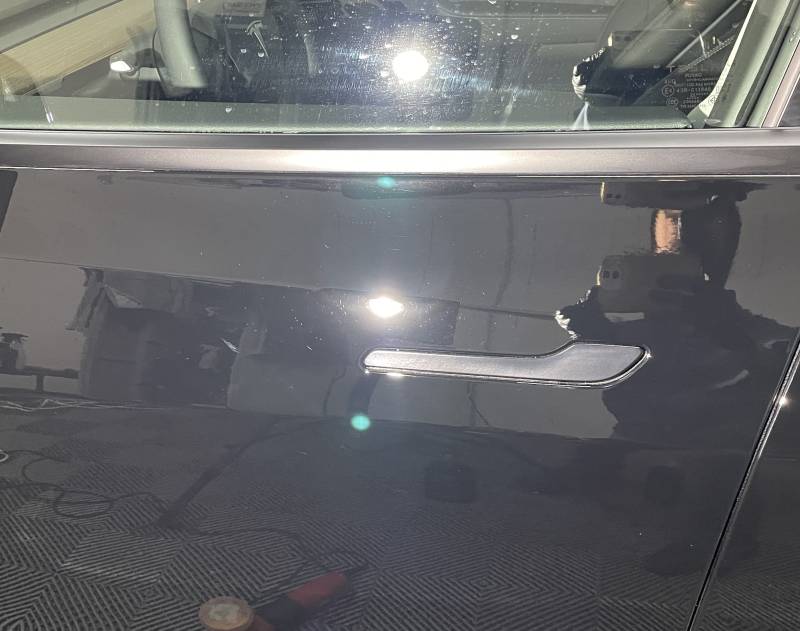 Traitement céramique intégrale de la carrosserie et du pare-brise sur cette Tesla Model Y à Lyon