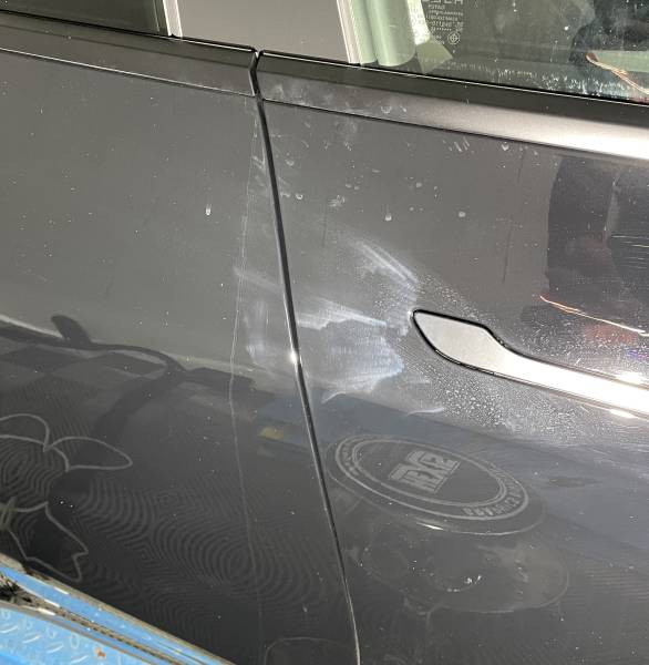 Traitement céramique intégrale de la carrosserie et du pare-brise sur cette Tesla Model Y à Lyon