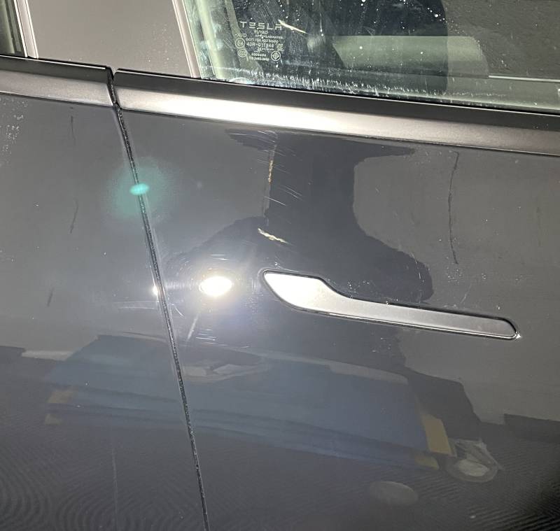 Traitement céramique intégrale de la carrosserie et du pare-brise sur cette Tesla Model Y à Lyon