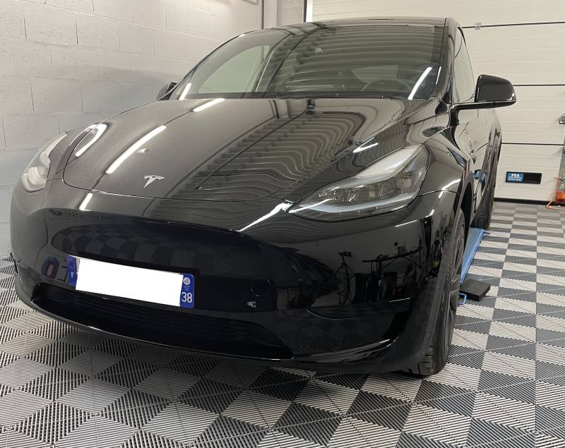 Traitement céramique intégrale de la carrosserie et du pare-brise sur cette Tesla Model Y à Lyon