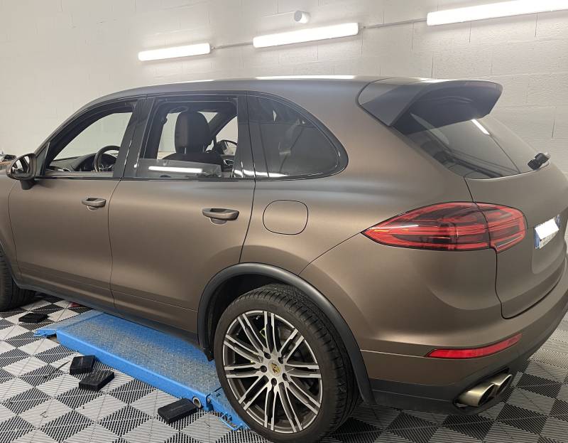 Covering complet Porsche Cayenne S en marron mat métallisé à Lyon