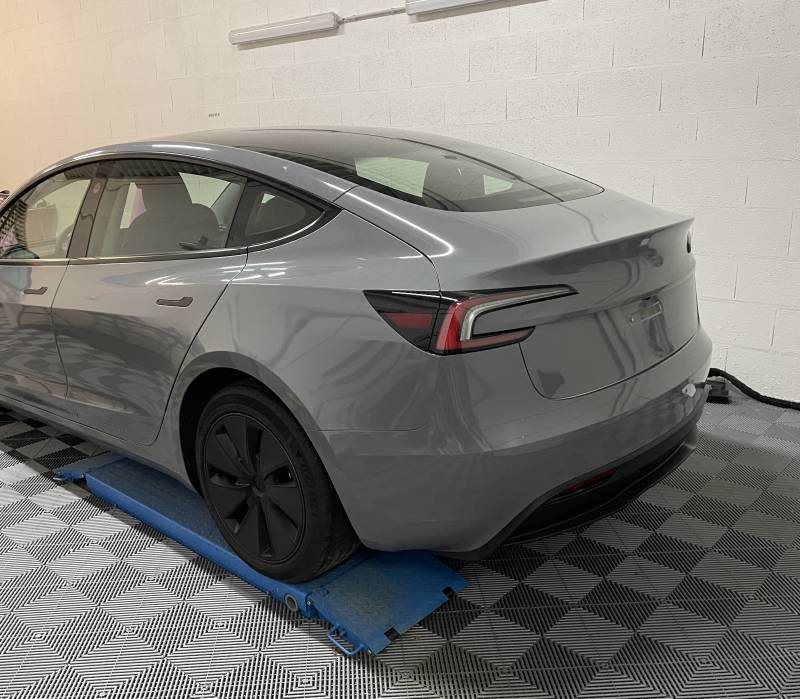 Covering gris nardo Tesla Model 3 Highland à Lyon