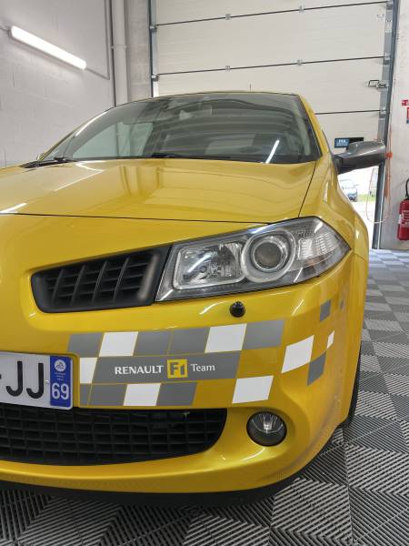 Traitement céramique carrosserie et jantes sur Megane RS F1 Team à Fleurieu-sur-Saône