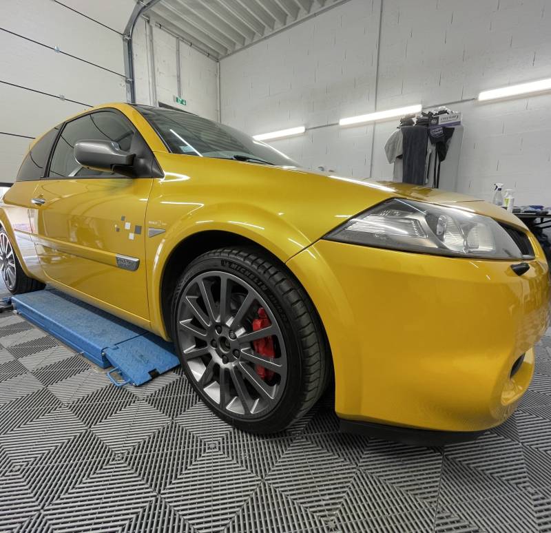 Traitement céramique carrosserie et jantes sur Megane RS F1 Team à Fleurieu-sur-Saône
