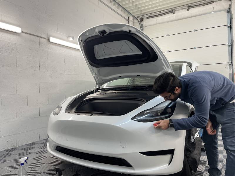 Protection carrosserie par un PPF complet pour Tesla Model Y blanc à Lyon