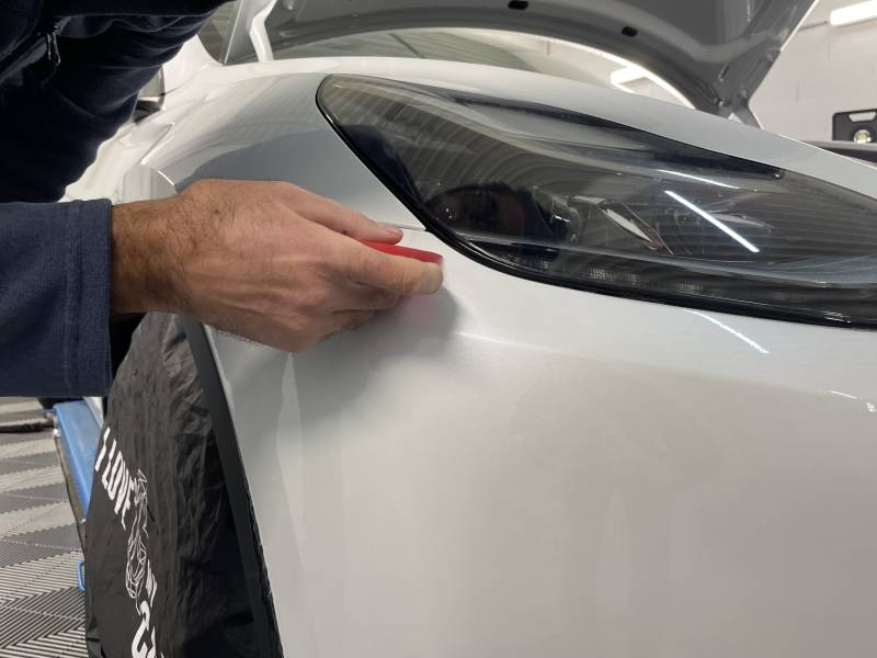 Protection carrosserie par un PPF complet pour Tesla Model Y blanc à Lyon