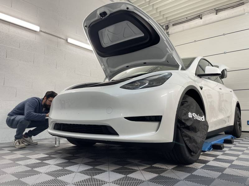 Protection carrosserie par un PPF complet pour Tesla Model Y blanc à Lyon