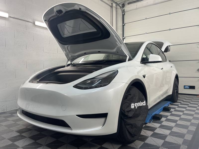 Protection carrosserie par un PPF complet pour Tesla Model Y blanc à Lyon