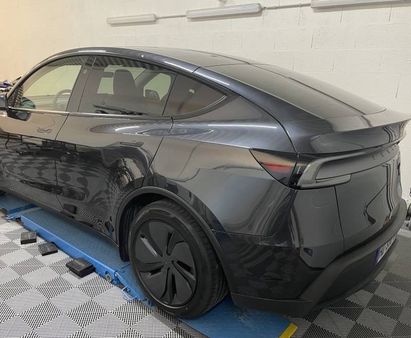 Traitement céramique Tesla Model Y Juniper à Fleurieu-sur-Saône