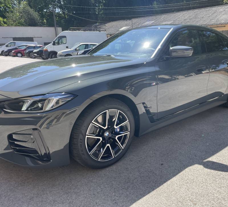 Jantes de BMW i4 protégées avec un traitement céramique longue durée dans notre atelier près de Lyon.