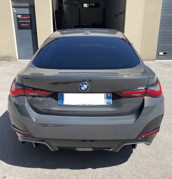 Résultat final du traitement céramique : brillance profonde et protection optimale pour cette BMW i4 Individual à Fleurieu-sur-Saône.
