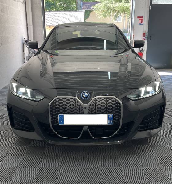 BMW i4 Individual en cours de traitement céramique à Fleurieu-sur-Saône, dans notre atelier AM Covering & Detailing, proche de Lyon.