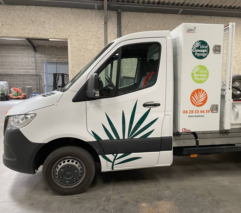 Marquage publicitaire sur deux Mercedes Sprinter pour Ideal Concept Paysage à Fleurieu-sur-Saône