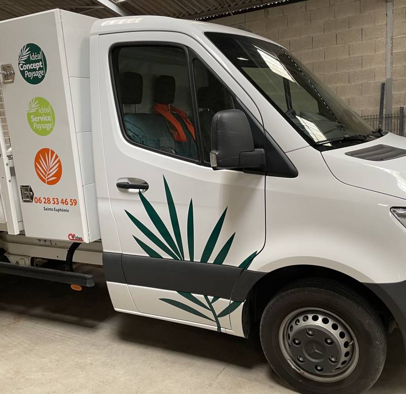 Marquage publicitaire sur deux Mercedes Sprinter pour Ideal Concept Paysage à Fleurieu-sur-Saône
