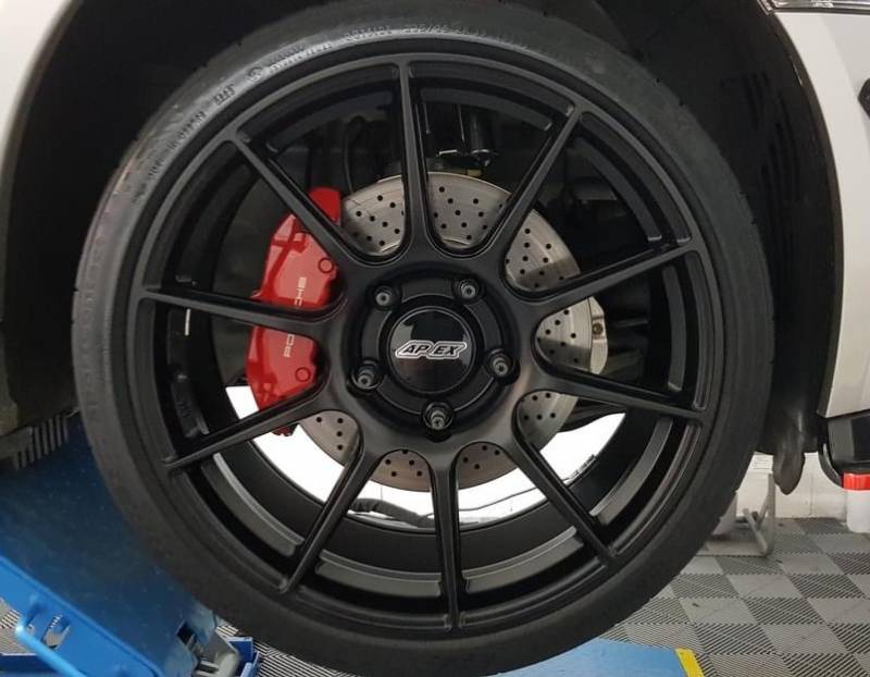 Traitement céramique sur jantes et protection carrosserie d'un Porsche Cayman S à Caluire-et-Cuire