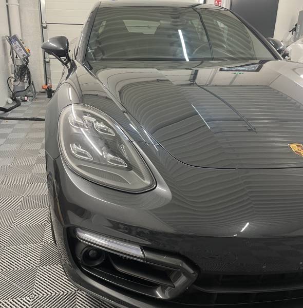 Détail de la pose professionnelle du film de protection auto-cicatrisant sur Panamera Turismo à Lyon