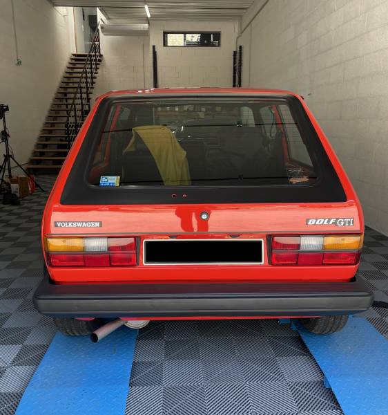 Dépose et pose du kit de déco d'origine d'une Golf 1 GTI et habillage cuir intérieur à Fleurieu-sur-Saône