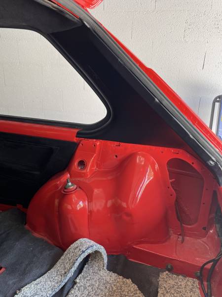 Dépose et pose du kit de déco d'origine d'une Golf 1 GTI et habillage cuir intérieur à Fleurieu-sur-Saône