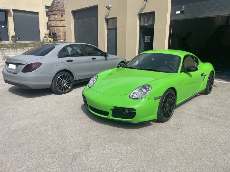Covering complet sur une Porsche Cayman S, brillant et vert pomme proche de Lyon