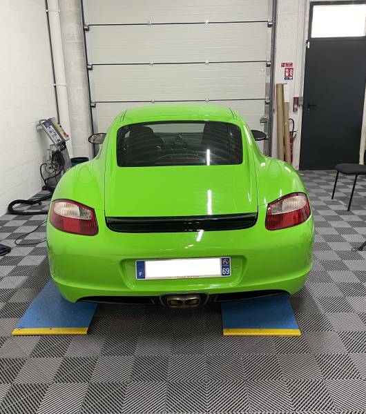 Covering complet sur une Porsche Cayman S, brillant et vert pomme proche de Lyon