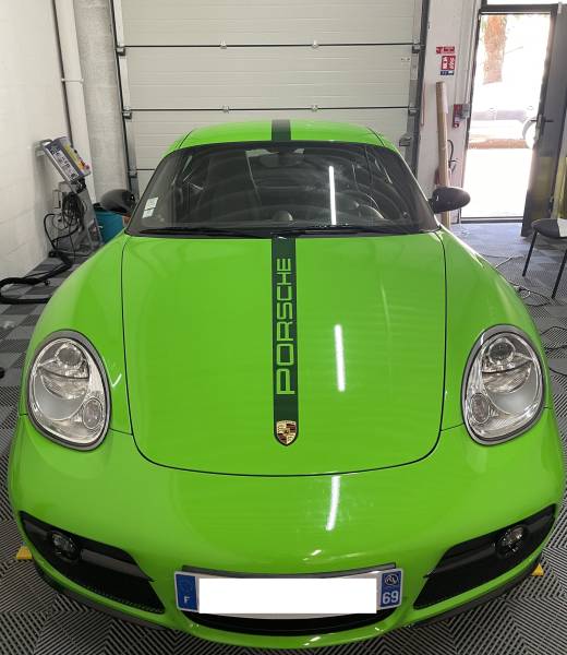 Covering complet sur une Porsche Cayman S, brillant et vert pomme proche de Lyon