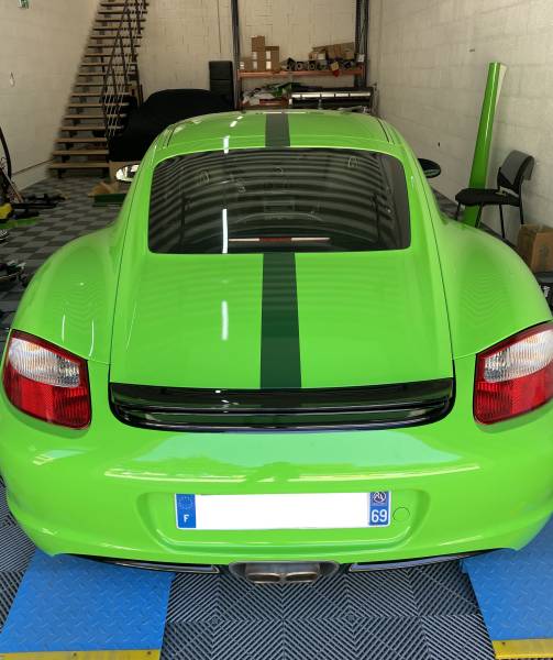 Covering complet sur une Porsche Cayman S, brillant et vert pomme proche de Lyon
