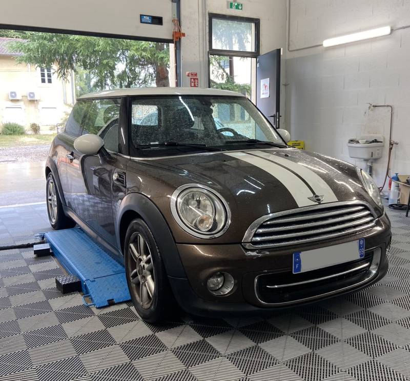 Total Covering Rouge Brillant Mini Cooper à Rochetaillée-sur-Saône