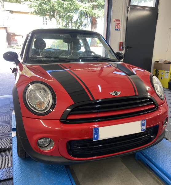 Total Covering Rouge Brillant Mini Cooper à Rochetaillée-sur-Saône
