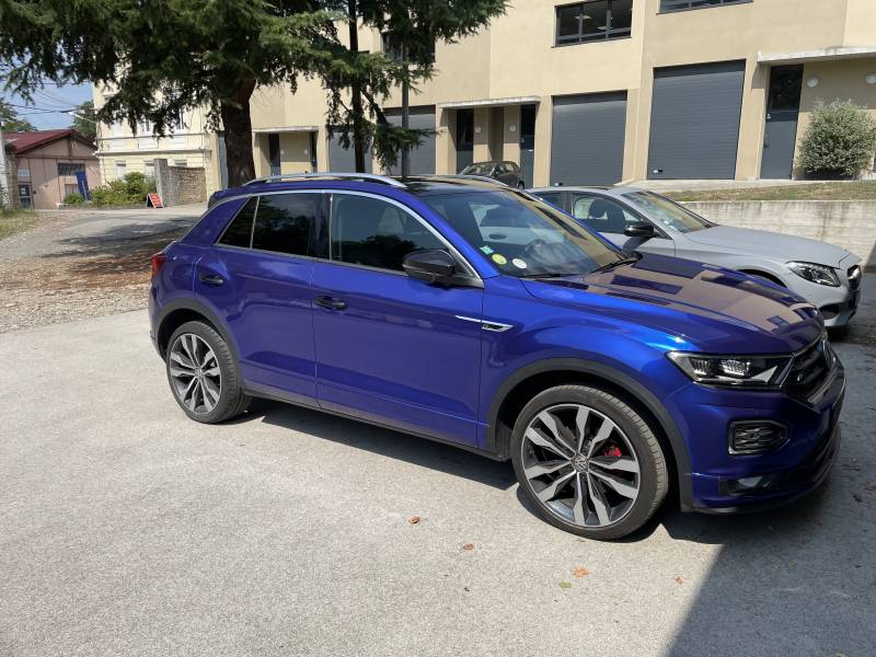 Covering total voiture Volkswagen T-Roc bleu avec effet violet près de Lyon