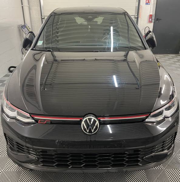 Voiture Volkswagen Golf 8 GTI Clubsport avant covering caméléon, peinture d’origine noire, photo prise chez AM Covering & Detailing à Fleurieu-sur-Saône près de Lyon.