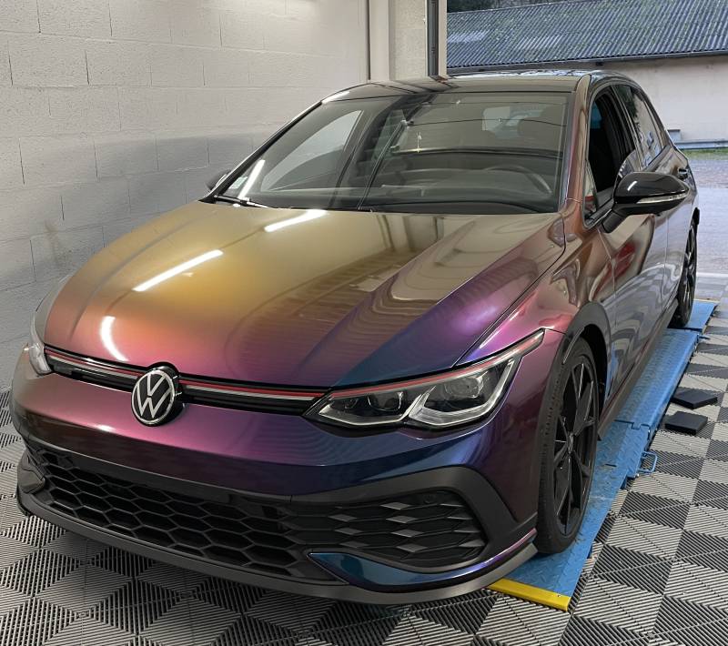 Vue avant d’une Golf 8 GTI Clubsport en covering caméléon, transformation esthétique réalisée près de Lyon.