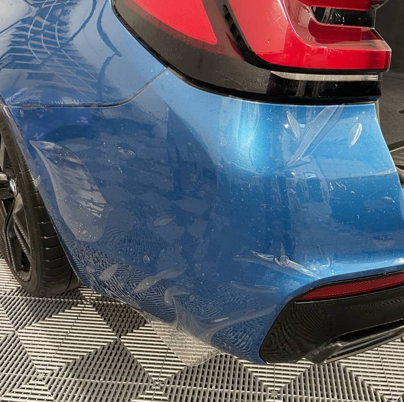 Film PPF positionné sur le pare-chocs arrière de la BMW M550 G31 avant marouflage complet